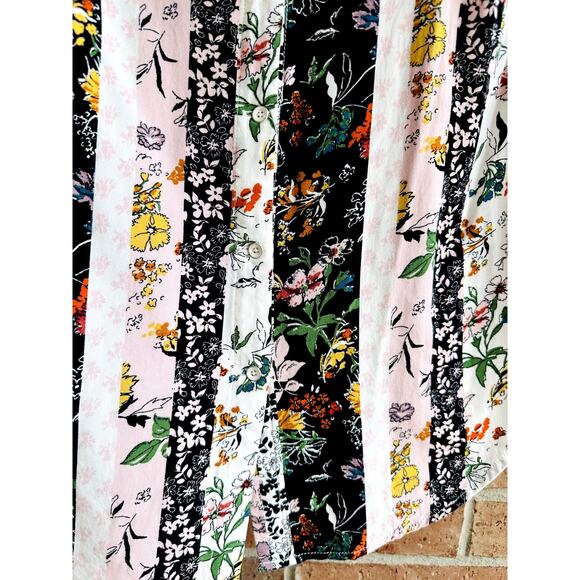 Intro. Heart button down floral blouse medium - Picture 6 of 6